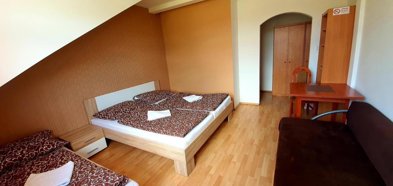 Penzion Highway Hotel Rózsahegy Kültér fotó